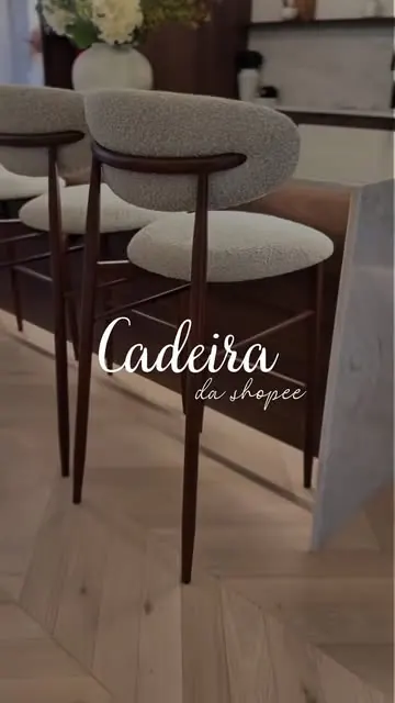 Cadeiras estofadas em bouclê com pés de madeira